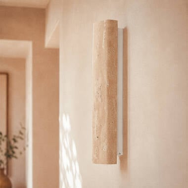 Wandlamp Ithano brandend aan de wand