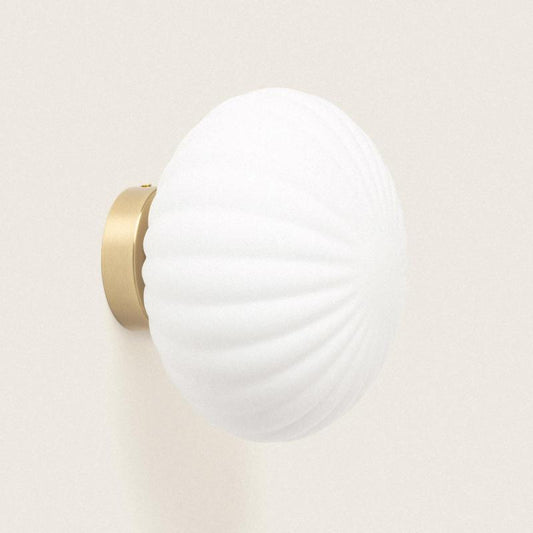 Witte wandlamp Florano met geribbelde glazen kap en metalen basis
