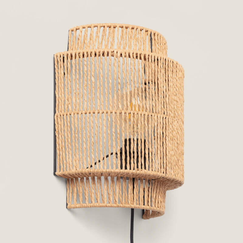 Wandlamp Xalvano van rotan met zwarte metalen structuur