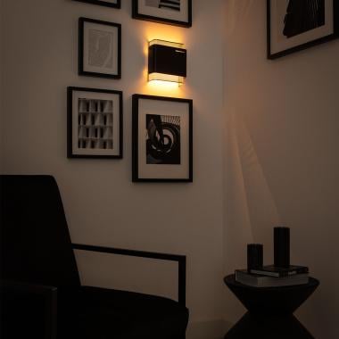 Detail van de geperforeerde binnenzijde van wandlamp Entravo