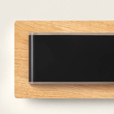 Wandlamp Isbaro detail van de houten voorplaat