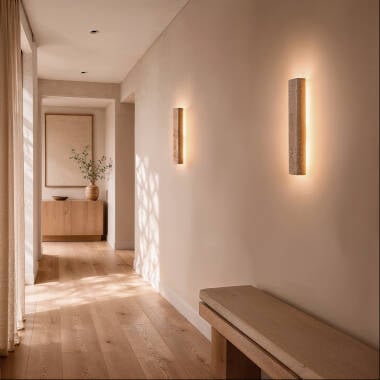 Wandlamp Ithano detail van de travertijn structuur