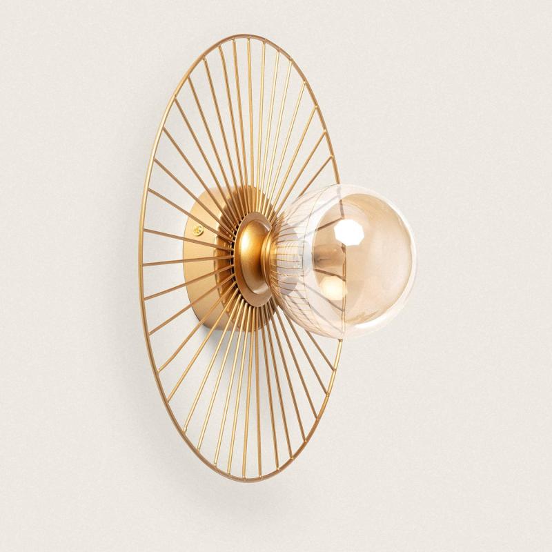 Wandlamp Yentaro met open goudkleurige structuur en glazen bol