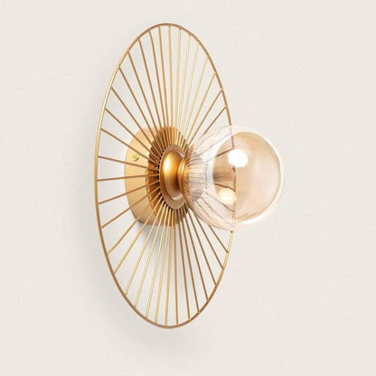 Wandlamp Yentaro met open goudkleurige structuur en glazen bol