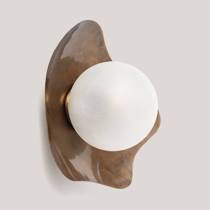 Wandlamp Livrano met metalen structuur en opaalglazen bol