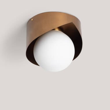 Wandlamp Lombaro detail van de opaalglazen bol
