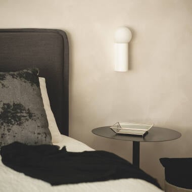 Detail van de gipsen afwerking van wandlamp Fernavo