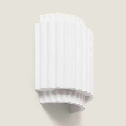 Witte gipsen wandlamp Gustaro met golvend reliëf