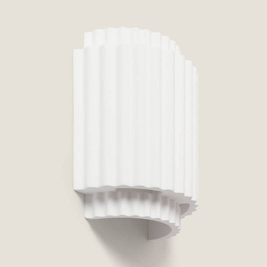 Witte gipsen wandlamp Gustaro met golvend reliëf
