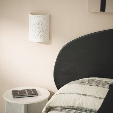 Detail van de perforaties van wandlamp Granivo