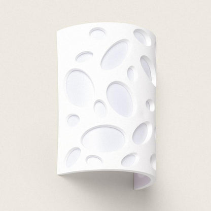 Witte gipsen wandlamp Fildaro met uitgespaarde openingen