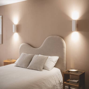 Detail van de gipsen afwerking van wandlamp Hestano