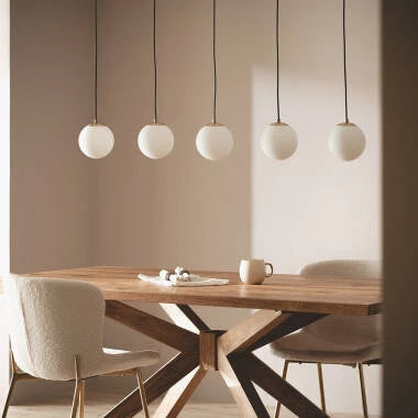 DUVRANO hanglamp goud boven een lange eettafel