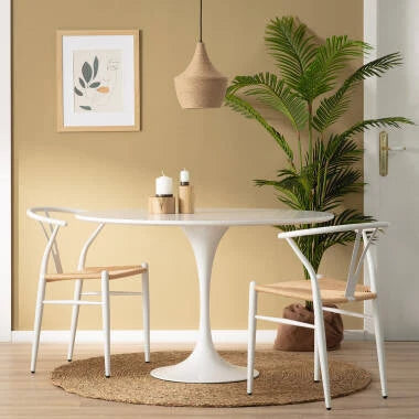 BREGANO hanglamp in naturel boven een tafel