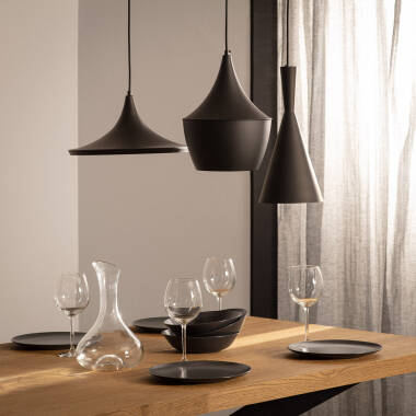 BREGANO hanglamp in zwart boven een tafel