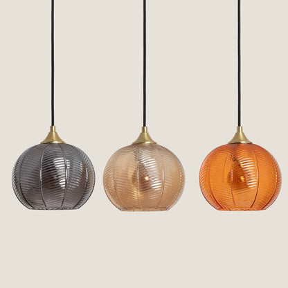 Hanglamp Cerbano met drie glazen kappen aan een plafondbalk
