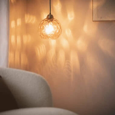 Hanglamp Marnivo boven een bijzettafel