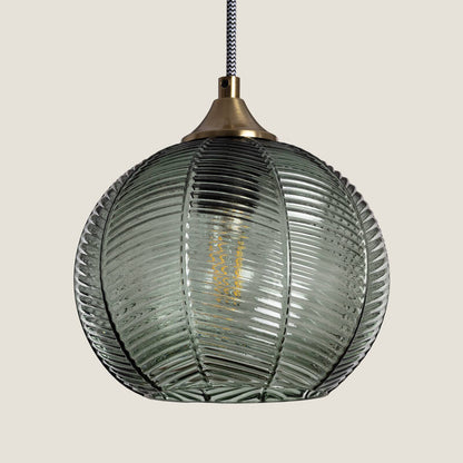 Hanglamp Bramivo met groene bolvormige glazen kap