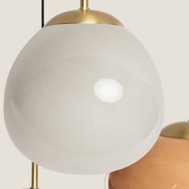 Hanglamp Ludrano in beige boven een eettafel
