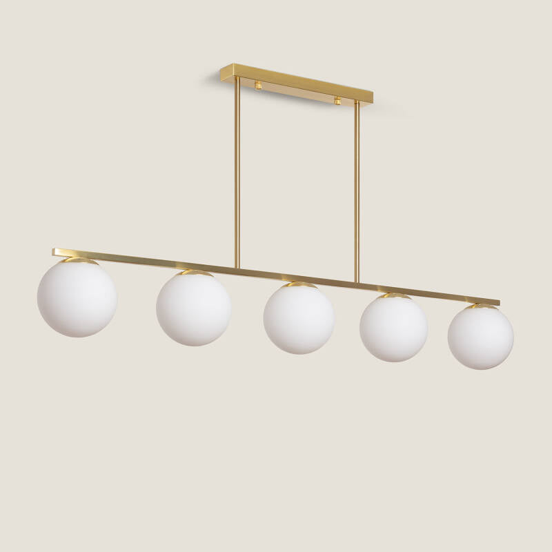 Hanglamp Tavrano met vijf glazen bollen aan een goudkleurige balk