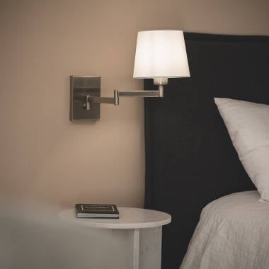Wandlamp Rostavo van opzij met uitgeklapte arm