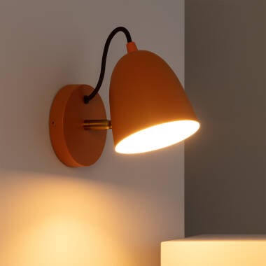 Wandlamp Quildavo brandend aan de wand