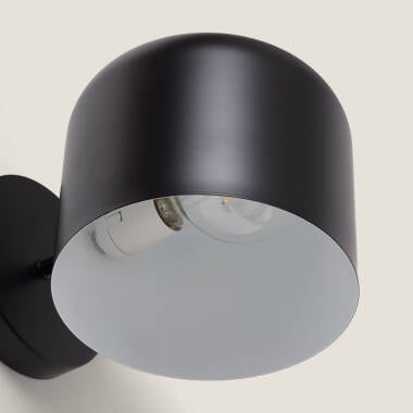 Wandlamp Ilvano brandend tegen een wand