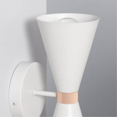 Detail van een richtbare kop van wandlamp Ervano