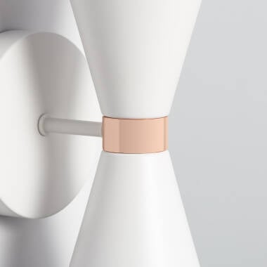 Wandlamp Ervano brandend aan de wand