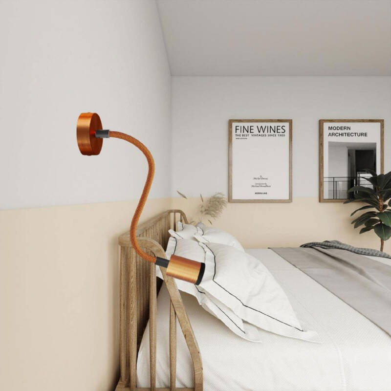 Koperkleurige wandlamp Elstaro met GU10 spot aan een buigzame kabel