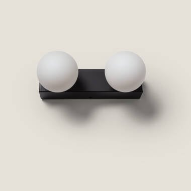 Wandlamp Bostaro gemonteerd boven een spiegel