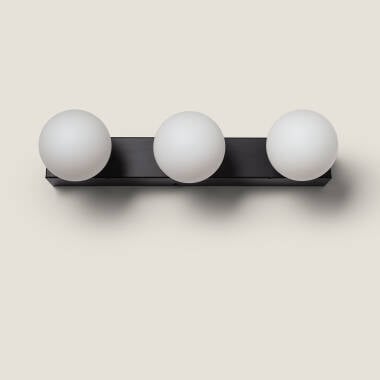 Wandlamp Clavaro gemonteerd boven een spiegel