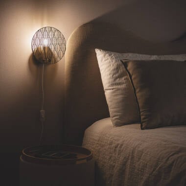 Goudkleurige afwerking van wandlamp Ruvaro in detail