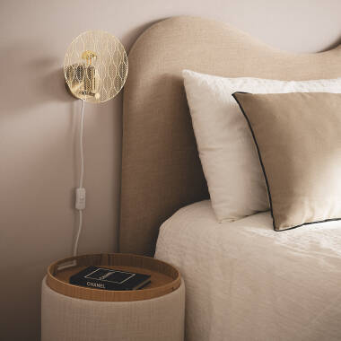 Wandlamp Ruvaro brandend aan de wand