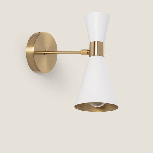 Witte metalen wandlamp Hultaro met E27 fitting