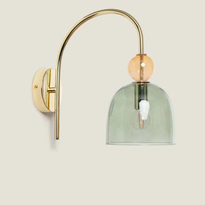 Wandlamp Vitraro van metaal en gekleurd glas in een sfeervol interieur