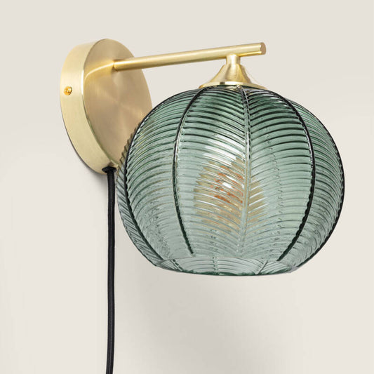 Wandlamp Zepharo met bolvormige groene glazen kap