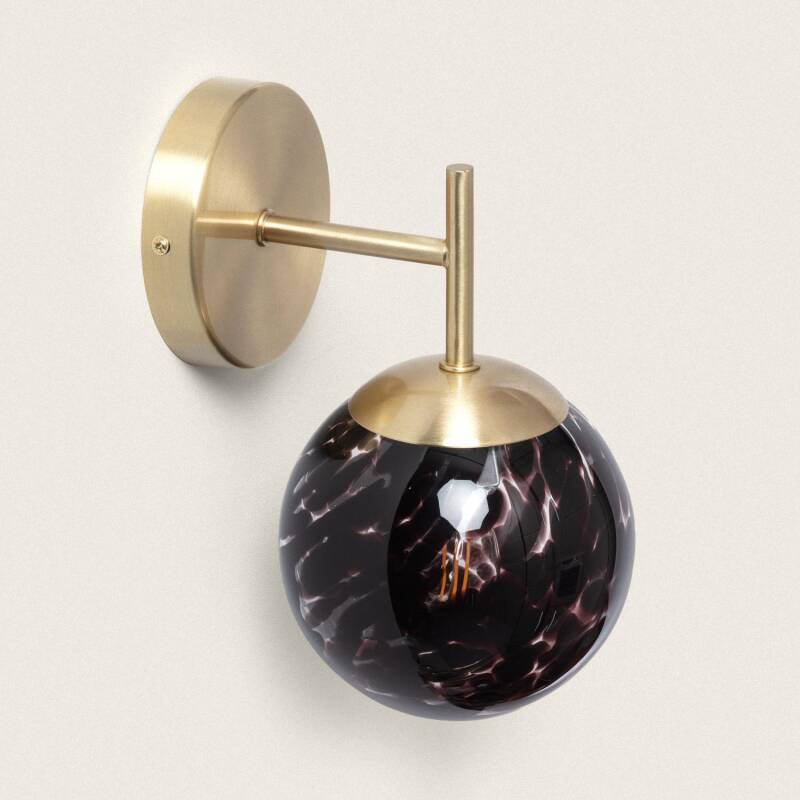 Wandlamp Mertavo in goud met bolvormige glazen kap