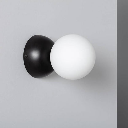 Wandlamp Nimbaro met bolvormige opaalwitte glazen kap