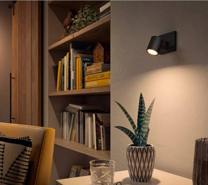 Wandlamp Rudaro aan de wand gemonteerd
