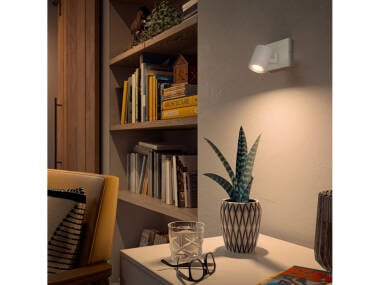 Wandlamp Quasivo van opzij met gekantelde kop