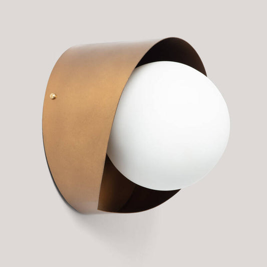 Wandlamp Lombaro met gebogen metalen structuur en opaalglazen bol